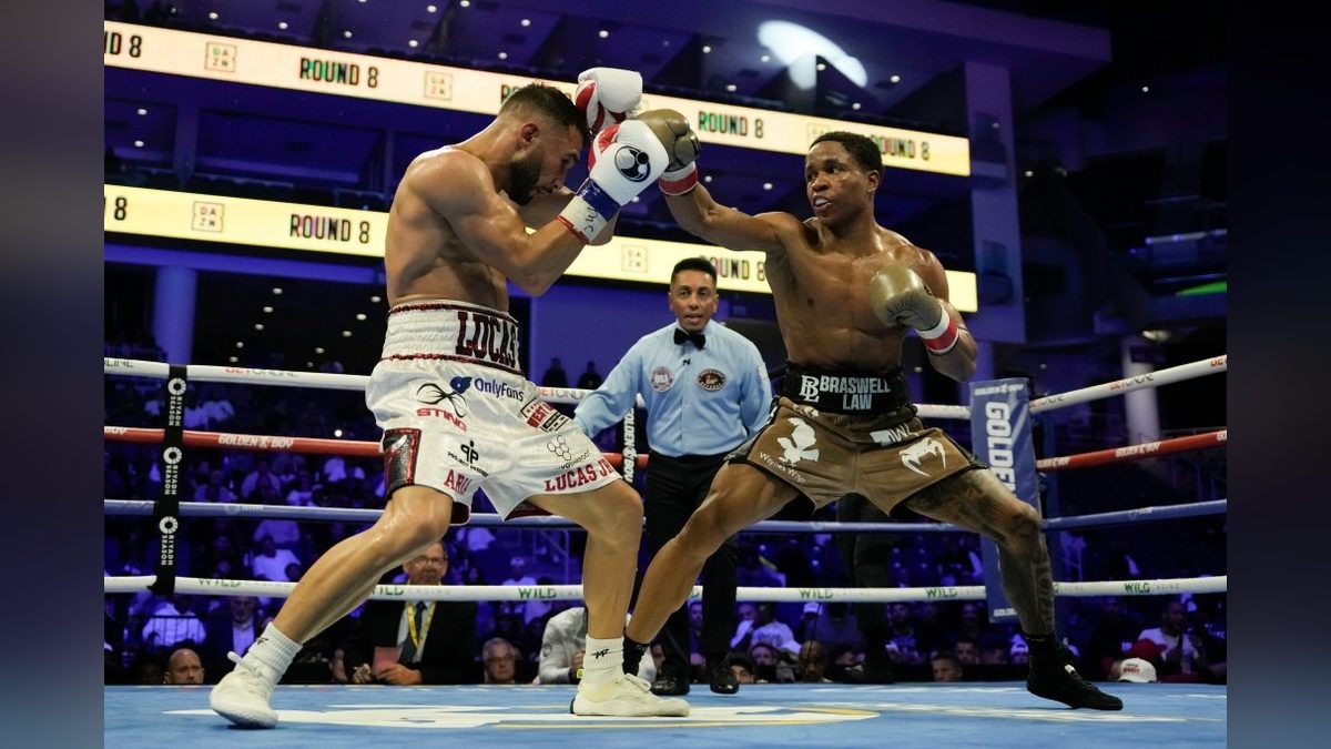 Schofield outpoints Bahdi to claim vacant WBA lightweight crown in Chicago