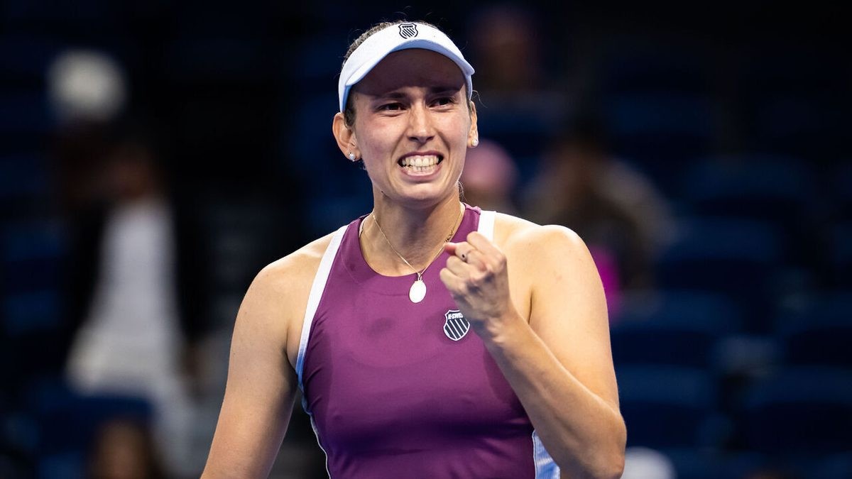 Mertens Stuns Swiatek in Beijing to Reach First WTA 1000 Semifinal Since 2021