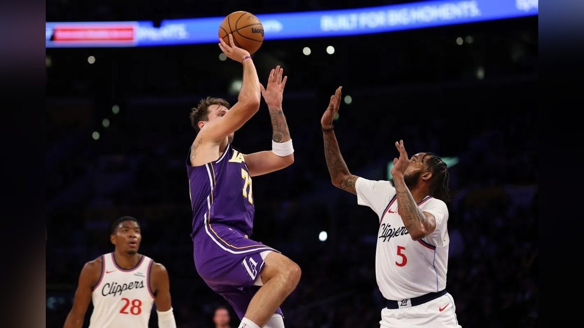 Reaves' Third-Quarter Blitz Carries Lakers Past Clippers 125-117 in Battle of L.A.