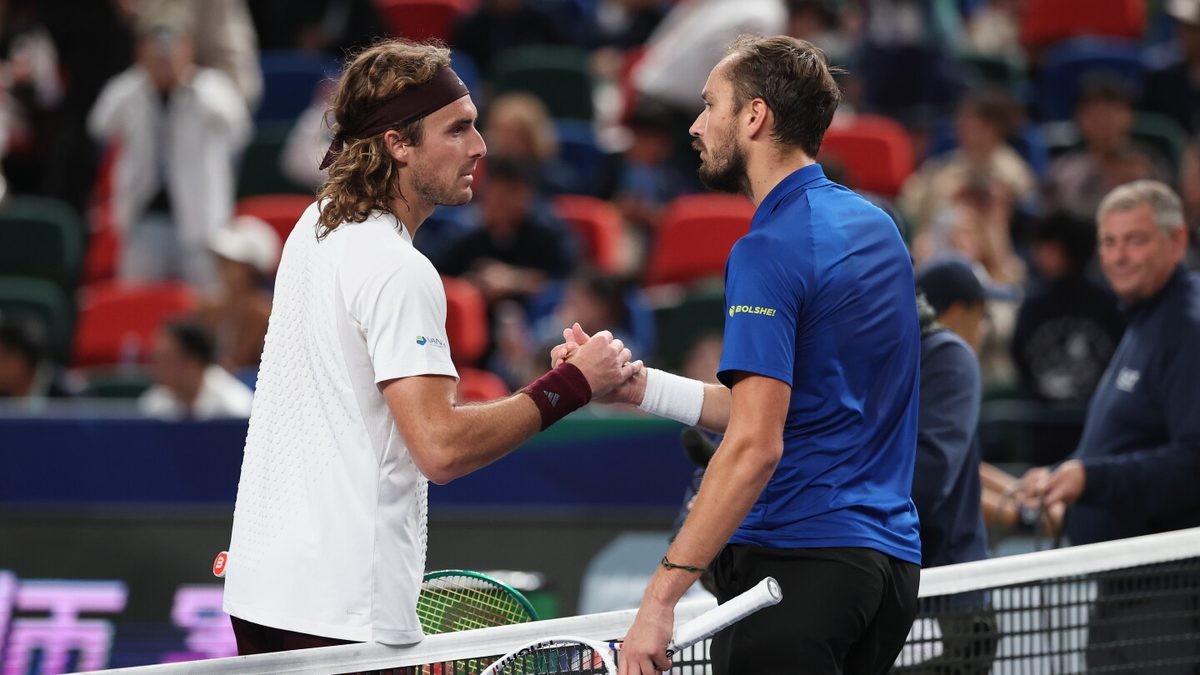 Medvedev Tames Tsitsipas in Straight Sets to Reach Third Straight Shanghai Quarterfinal