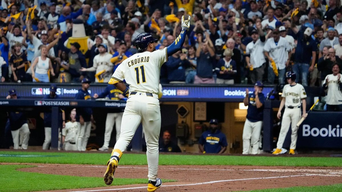 Back-to-Back Homers in the Seventh Lift Brewers Past Dodgers 6-2 as Milwaukee Takes 3-0 NLCS Lead