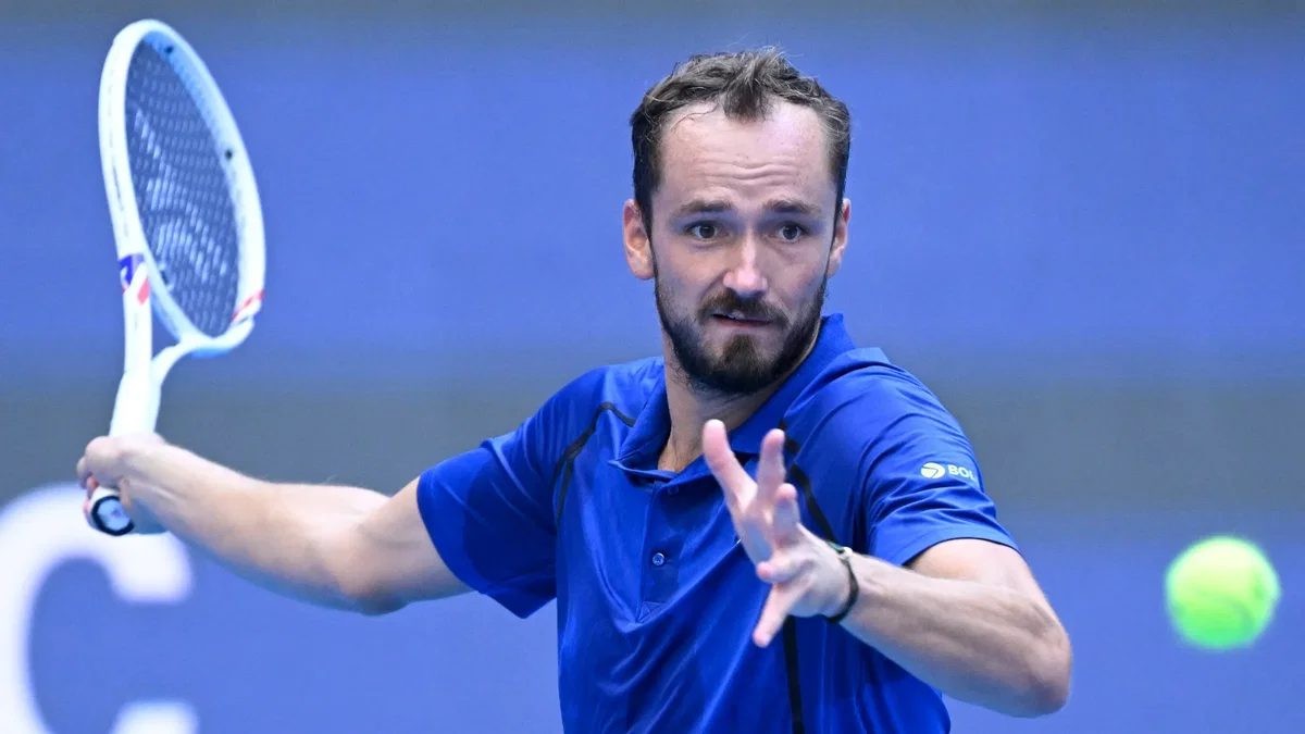 Medvedev Marches Into Almaty Semifinals to Keep Title Defence Alive
