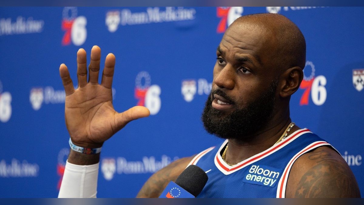 "Slow News Day": LeBron Brushes Off Trump's National Anthem Criticism