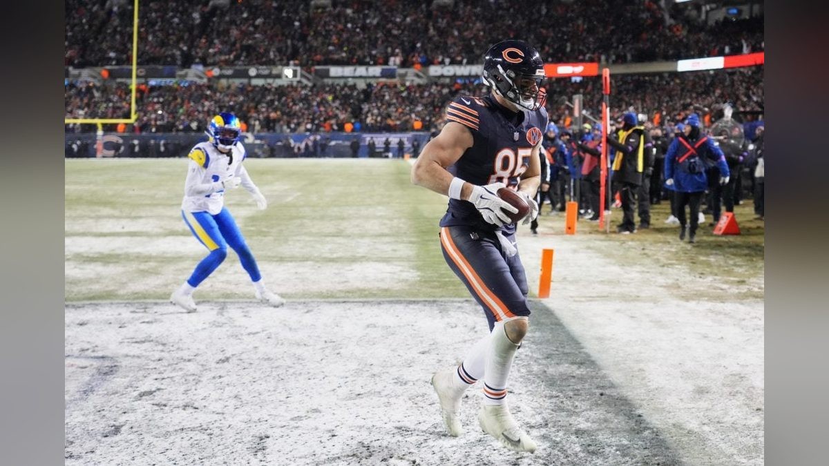 Bears Fear Cole Kmet's Season Is Over After Knee Injury in Patriots Win